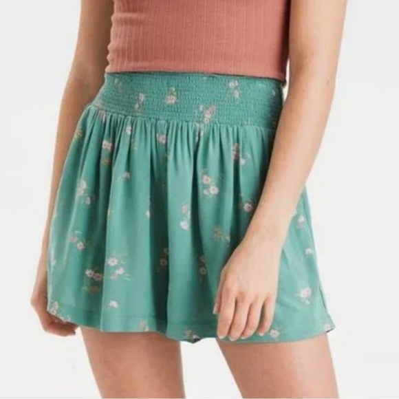 ✨American Eagle Green Floral Smocked Shorts Size S - Picture 1 of 7